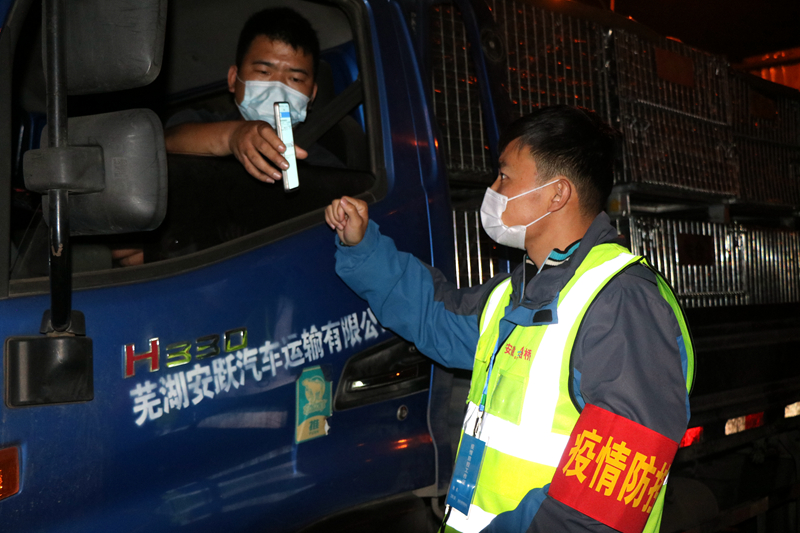 新一輪疫情發(fā)生后，安徽路橋迅速行動，組織全體職工和勞務工人進行全員核算檢測，筑牢疫情防控第一道防線。此外，還積極投身屬地疫情防控，踐行國企擔當。