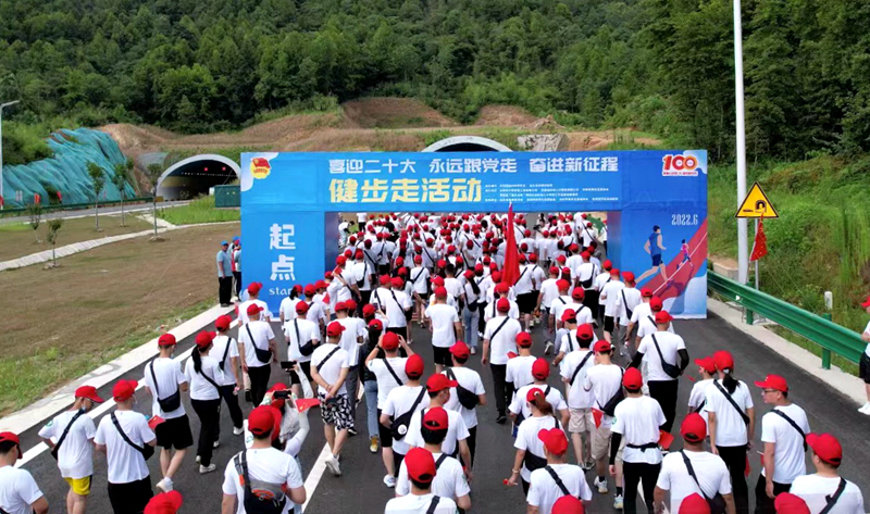 池州市團(tuán)委“喜迎二十大、奮進(jìn)新征程、永遠(yuǎn)跟黨走”健步走活動在公司G318項(xiàng)目舉行6